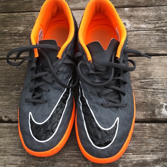 These are used indoor soccer shoes. - Picture 4 of 4